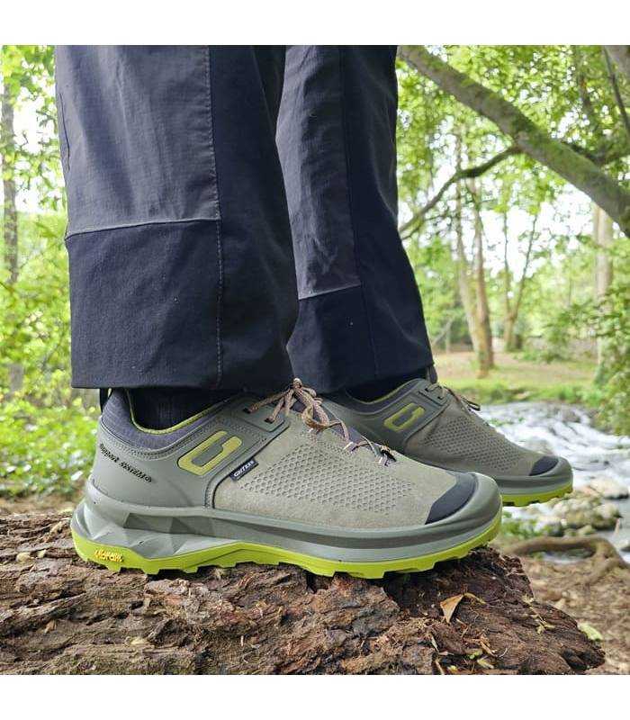 zapatillas de senderismo con membrana impermeable Gritex puestas en un hombre en el campo