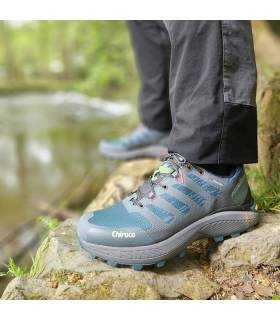 hombre posando junto al rio con las zapatillas de senderismo Cenote de Chiruca