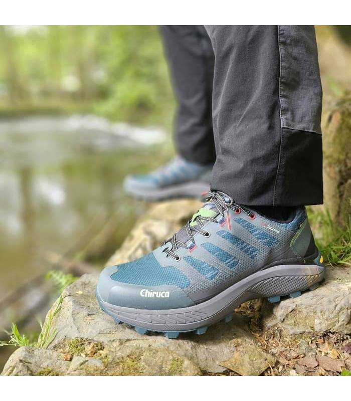 hombre posando junto al rio con las zapatillas de senderismo Cenote de Chiruca