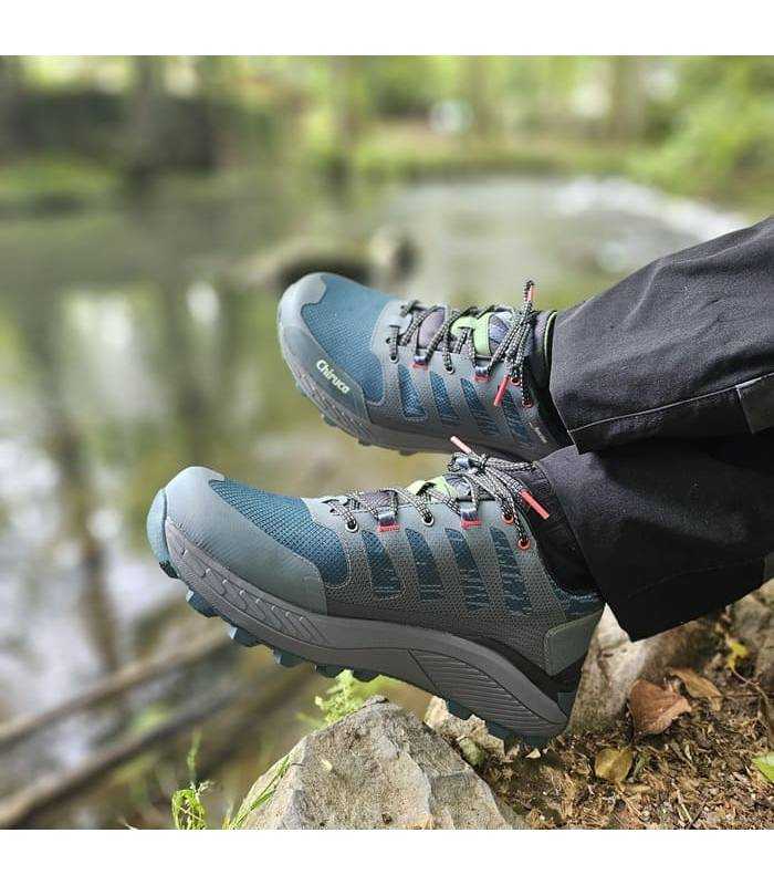 hombre con los pies cruzados con las zapatillas impermeables verdes de Chiruca