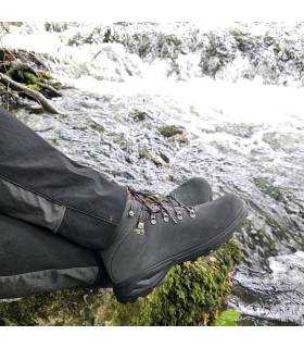 Bota de senderismo impermeable puestas junto al rio
