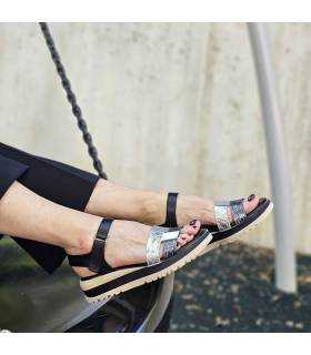 modelo luciendo las sandalias negra y plata con plataforma de leylan