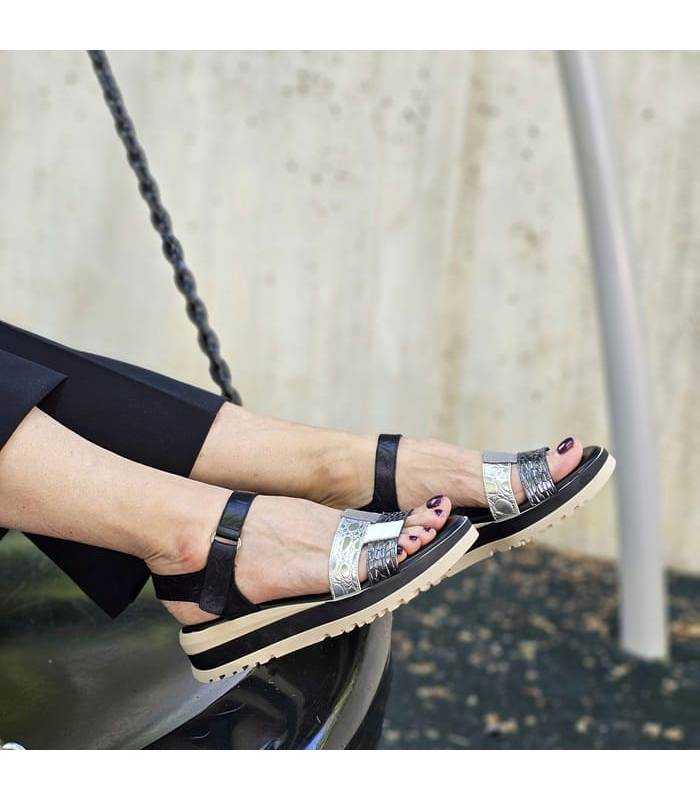 modelo luciendo las sandalias negra y plata con plataforma de leylan