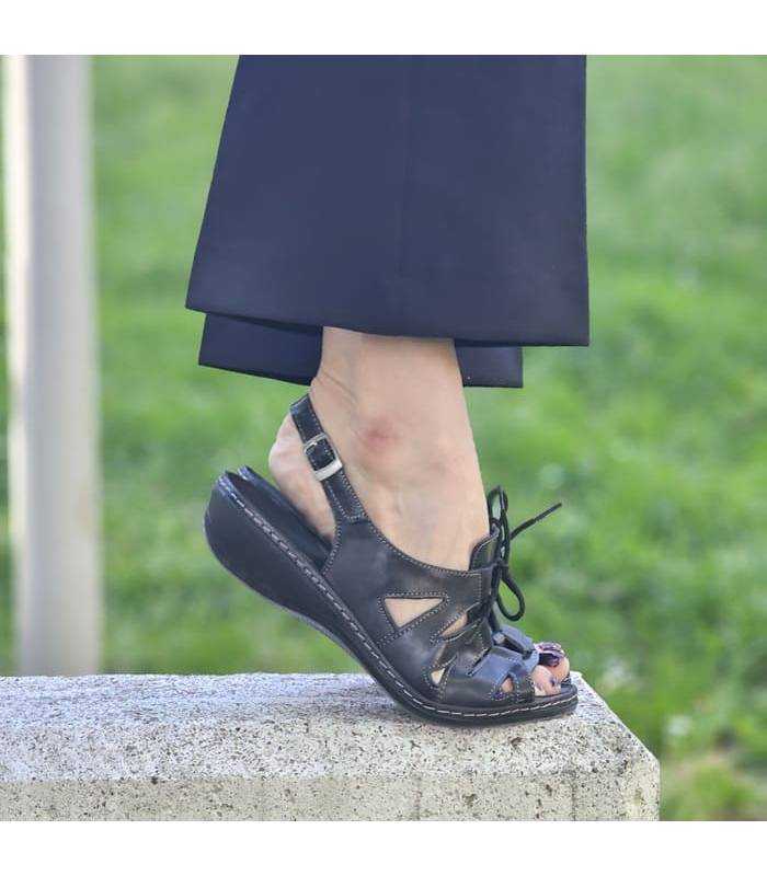 sandalia negra en mujer con los pies de puntillas, mostrando la flexibilidad