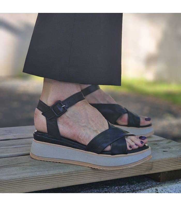 Vista lateral de sandalias negra con plataforma de mujer de walk Fly