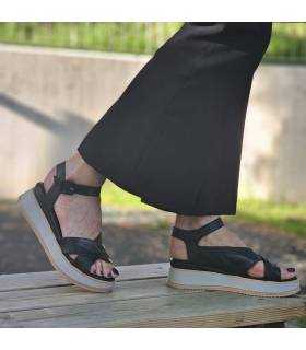 modelo luciendo las sandalias negras con platfrona de Walk Fly