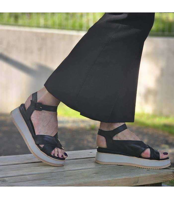 modelo luciendo las sandalias negras con platfrona de Walk Fly