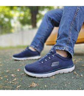 hombre luciendo los deportivos azules de Skechers modelo Summits