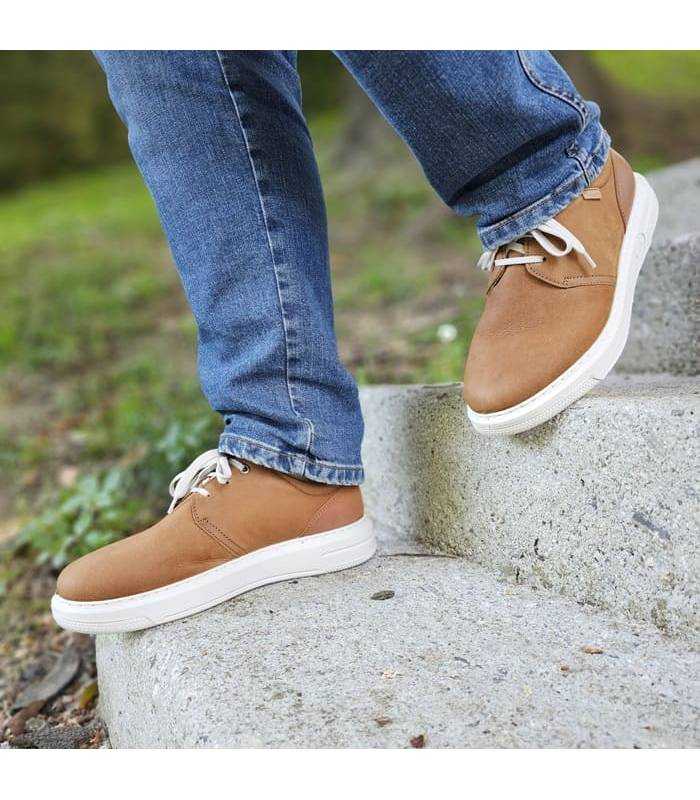 Hombre bajando escaleras con los zapatos cómodos de piel de Luisetti puestos