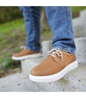 hombre luciendo los zapatos de cordones de verano de Luisetti puestos