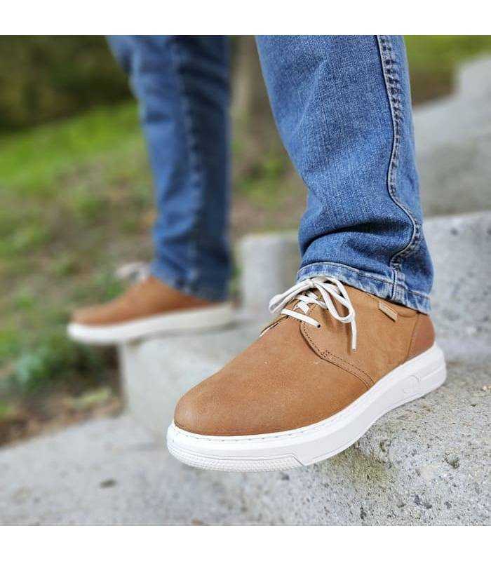 hombre luciendo los zapatos de cordones de verano de Luisetti puestos