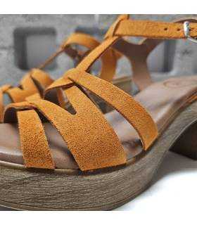 Detlle del entrelazao de tiras de la pala de la sandalia con plataforma de mujer color naranja