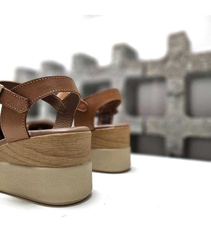 Trasera de Sandalias mujer elegante piel camel hecha en España