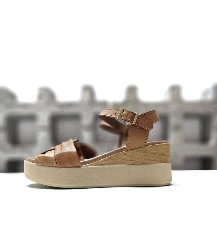 Sandalias cuña piel camel Lola Canales vista lateral