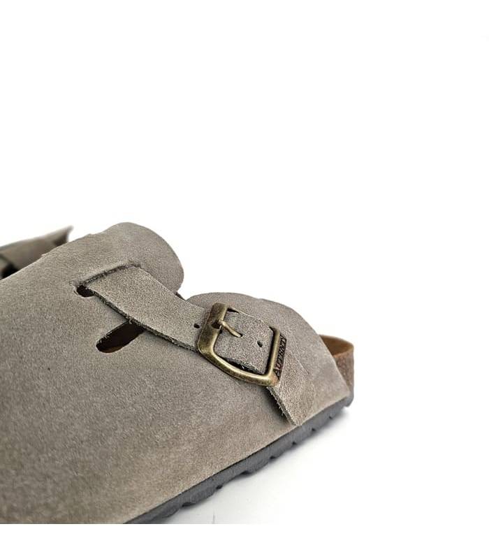 detalle de la hebilla de los zuecos de piel de Autenti