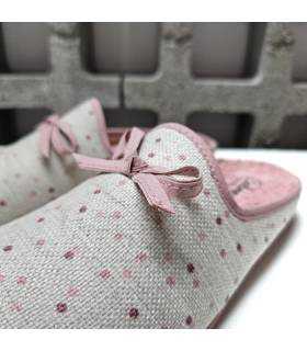 Detalle del textil de lunares rosas y de lacito decorativo en la pala.