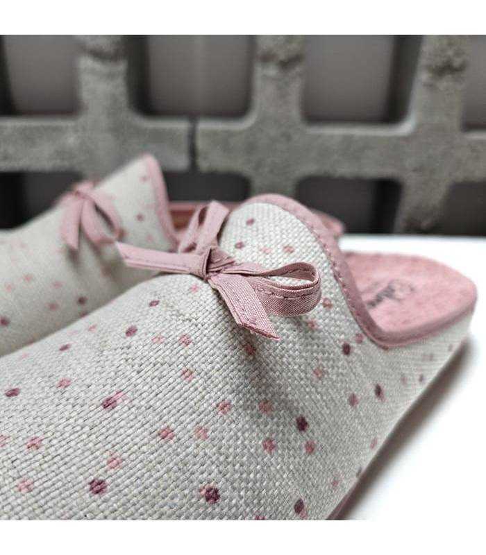 Detalle del textil de lunares rosas y de lacito decorativo en la pala.