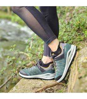 mujer posando junto al rio con las zapatillas de senderismo unisex de Grisport