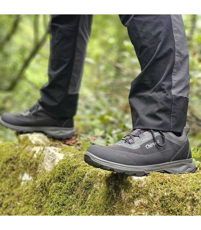 hombre posando en la naturaleza con las zapatillas de senderismo Canyon negras de chiruca