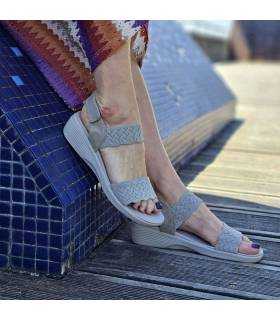 modelo posando con las sandalias textiles de Skechers color taupe