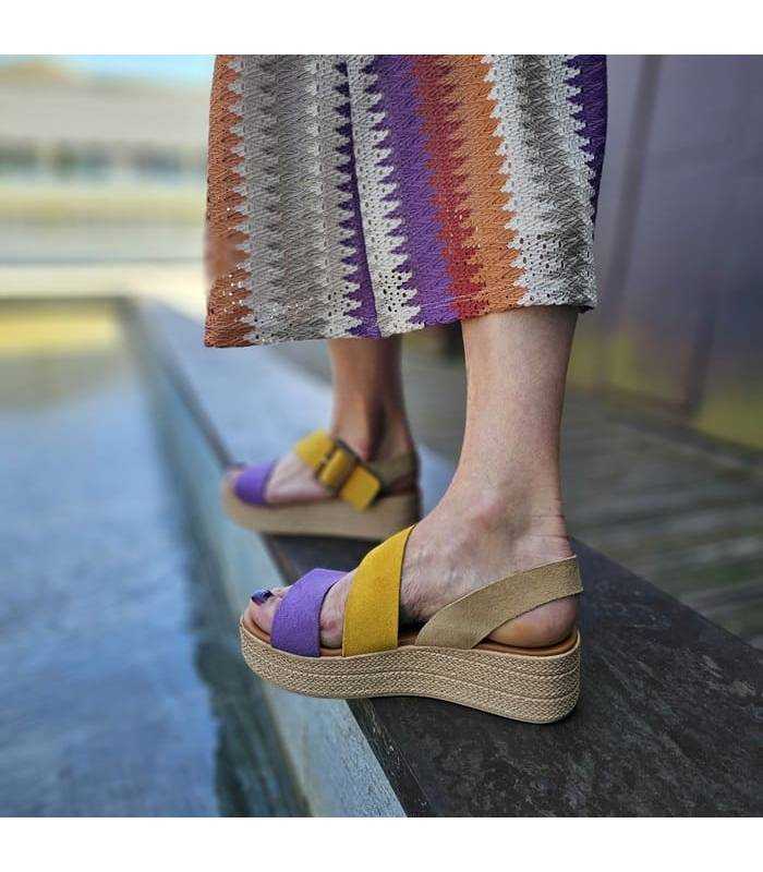 sandalias con plataforma de mujer fabricadas por KMN en color lila y morado puestas