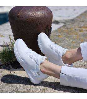 deportivo blanco mujer con suela flexible de Skechers puesto