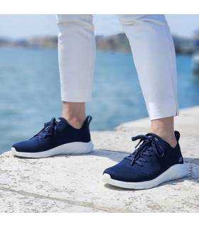modelo luciendo los deportivos de verano azules de Skechers