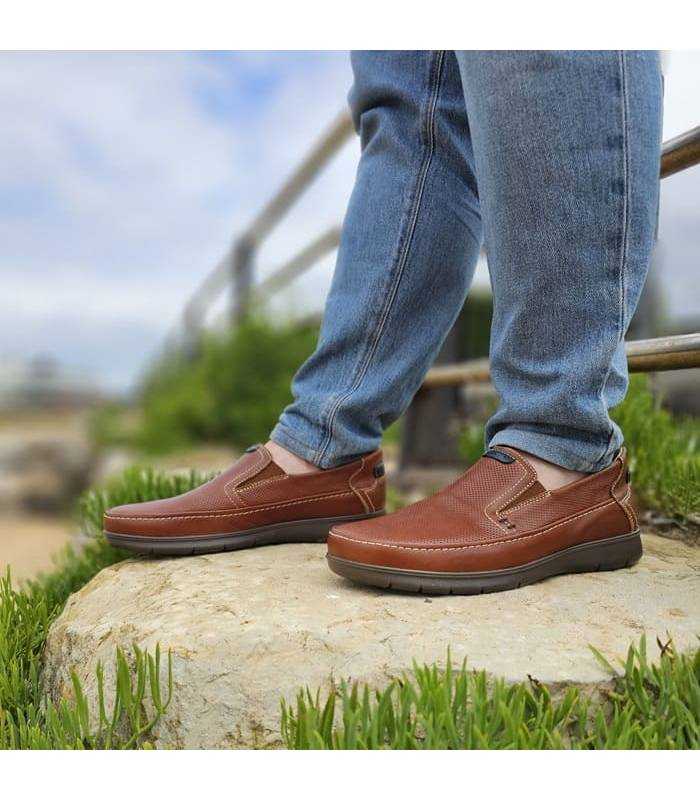 zapatos de luisetti de piel marrón cómodos puestos en los pies