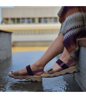 mujer posando con la sandalia morada con cierre de velcro