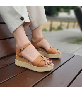 sandalias de Lola Canales puestas en los pies en modelo posando en un banco