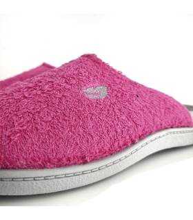 Detalle tejido rizo Plumaflex fucsia zapatilla casa mujer descalza frescura verano