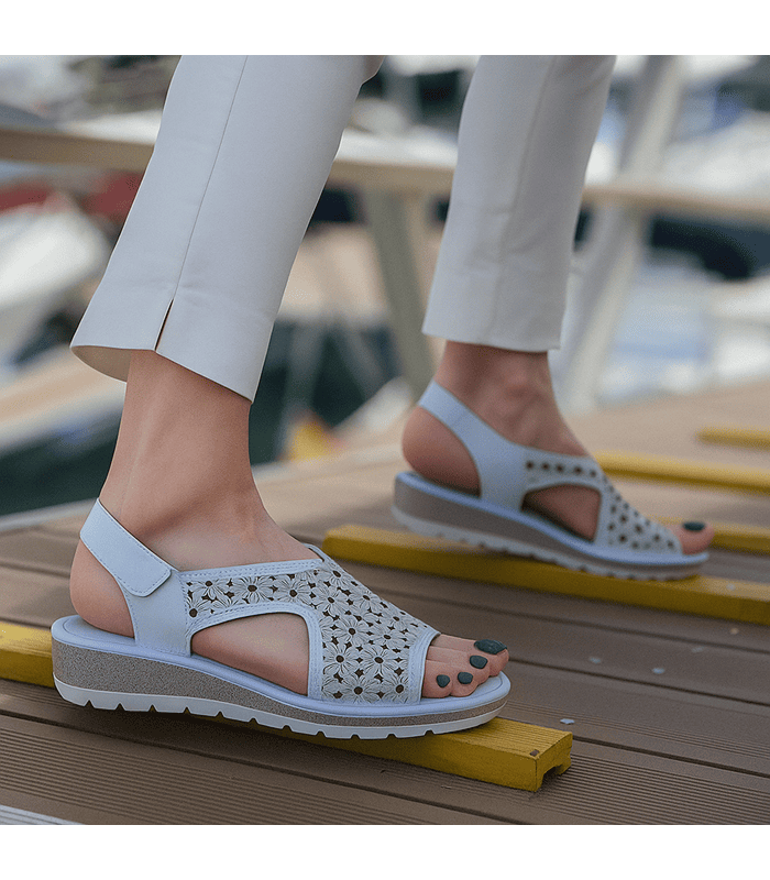 Mujer posando en el maritimo de Santander con las sandalias blancas del Doctor Cutillas puestas