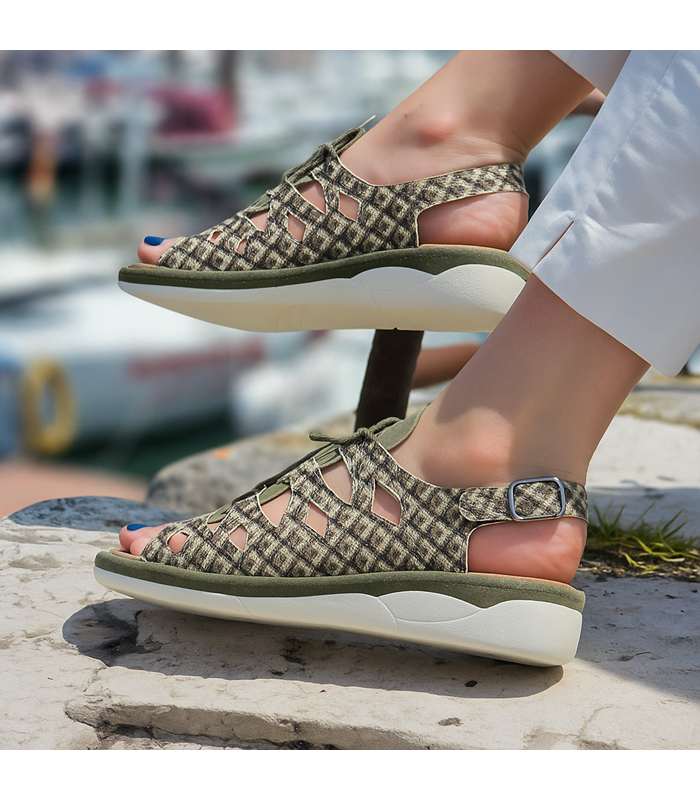 Modelo posando con las sandalias verdes de horma amplia puestas
