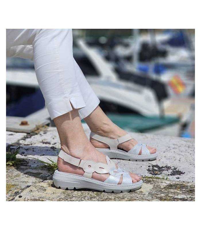 Modelo luciendo las sandalias de piel plata de Suave by Leyland