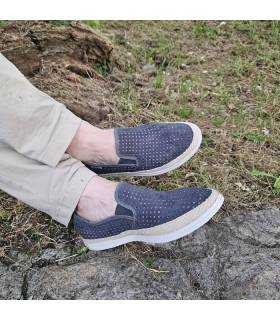 Hombre posando el campo con las alpargatas azul-gris de Garrido Muro