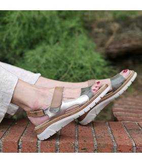 Modelo posado con la sandalia verde de Suave by Leyland combinándola con falda beige