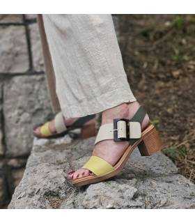 Modelo posando con la sandalia tricolor de piel de Chika 10 combinándola con falda de lino beige