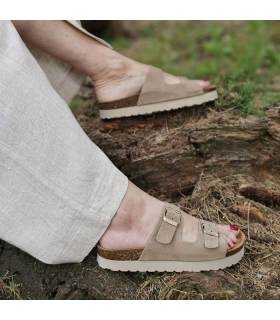 modelo luciendo las sandalias de suela bio y corte en piel de Autenti