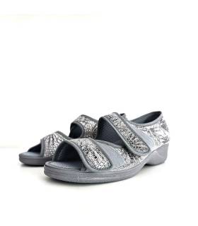 primer plano del cierre de velcro de la zapatilla gris de Cutillas