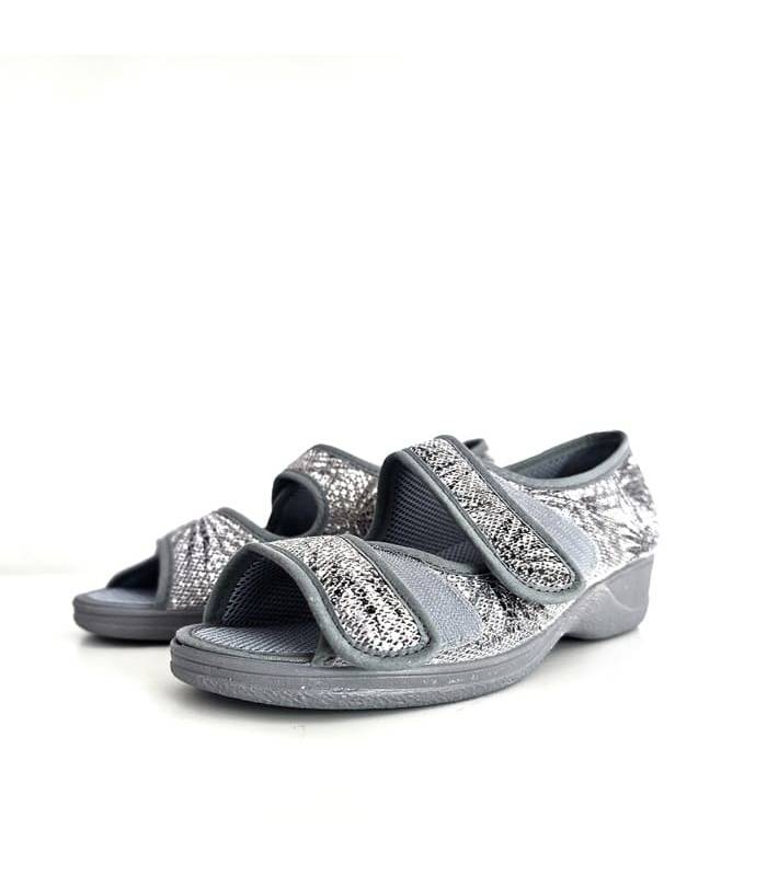 primer plano del cierre de velcro de la zapatilla gris de Cutillas