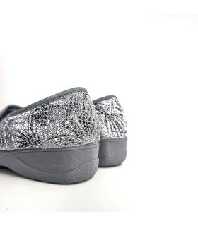 vista del talon de la zapatilla de verano con cierre de velcros gris