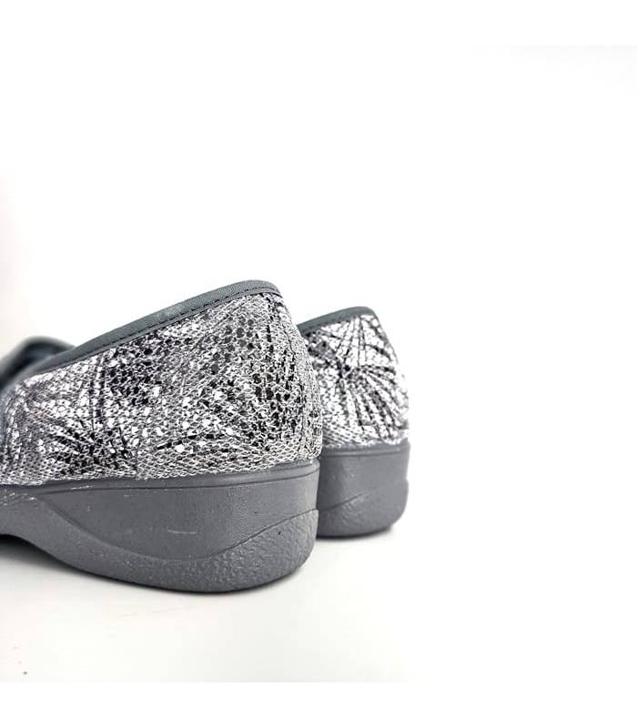 vista del talon de la zapatilla de verano con cierre de velcros gris