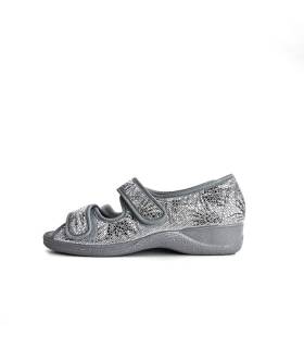 Vista de perfil de la zapatilla con piso de goma en forma de cuña de Cutillas gris