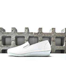 Alpargata Vulmas blanca fabricada en España con diseño casual, vista de perfil