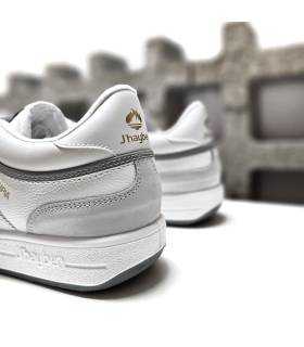 zapatilla deportiva de hombre blanca fabricada por Jhayber, vista del talón