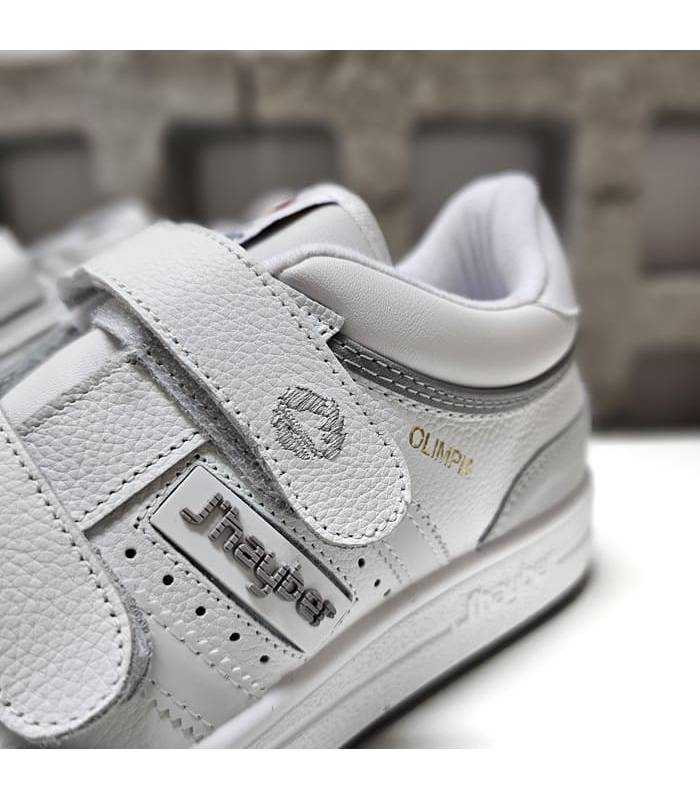 Detalle del cierre de dos velcros de la zapatilla deportiva Olimpia blanca de Jhayber