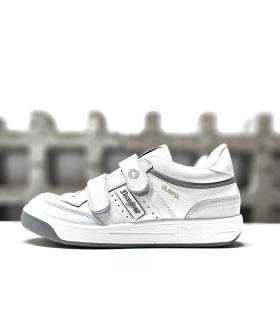 Vista lateral deportivo Jhayber Olimpia piel blanca