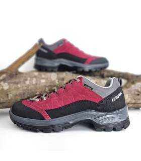 zapatillas de trekking de hombre burdeos con fondo de ramas de arboles