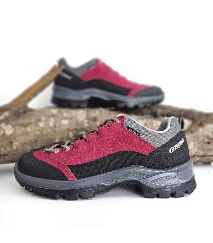 zapatillas de trekking de hombre burdeos con fondo de ramas de arboles