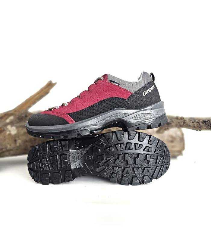 Suela de caucho con excelente tracción en zapatilla trekking Grisport color burdeos